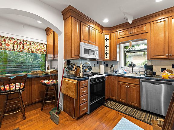 4th image of 7232 Magoun Ave