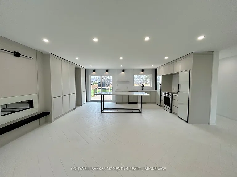 413 Queenston Rd — Photo 12