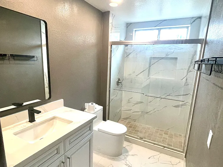 Bathroom (1st Floor)