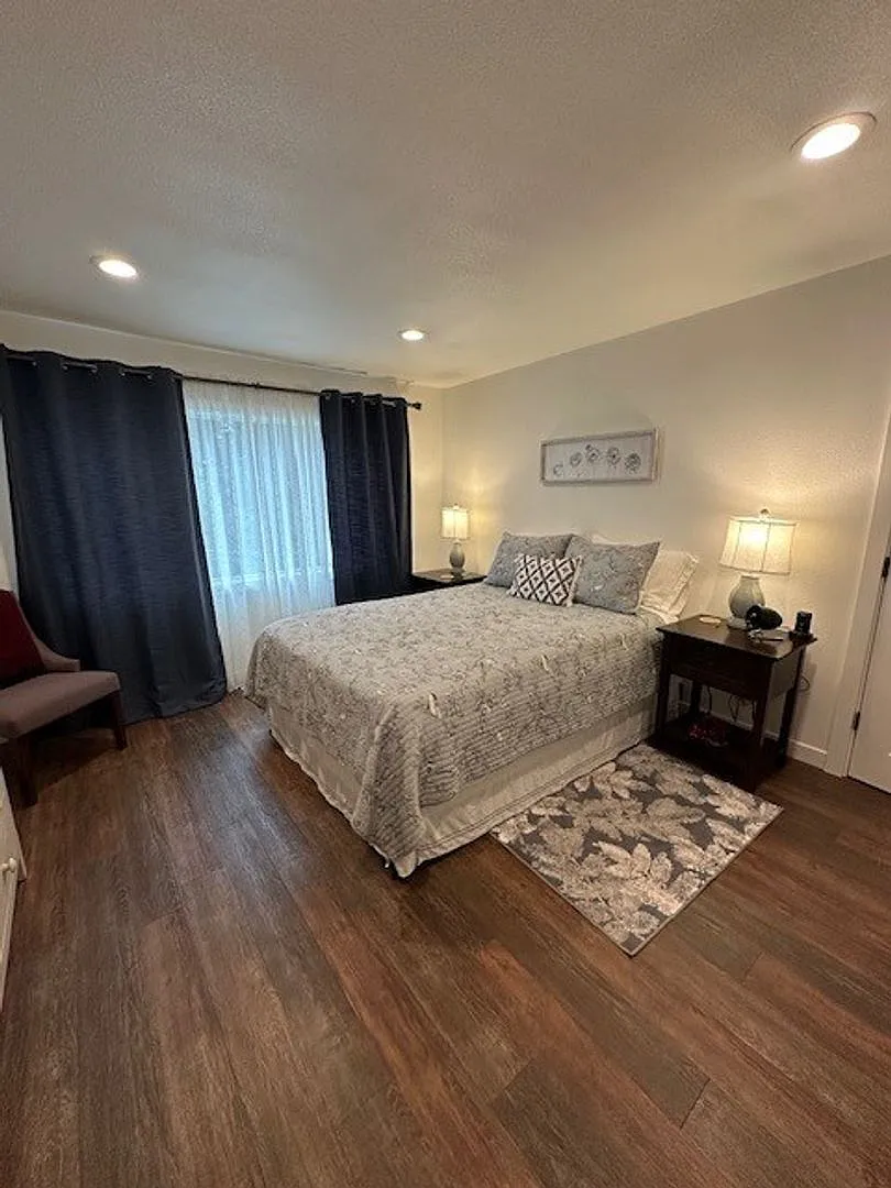 553 Chetco Ave #2 — Photo 3