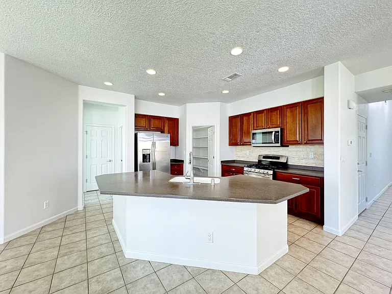 426 Paseo Roja Pl NE — Photo 4