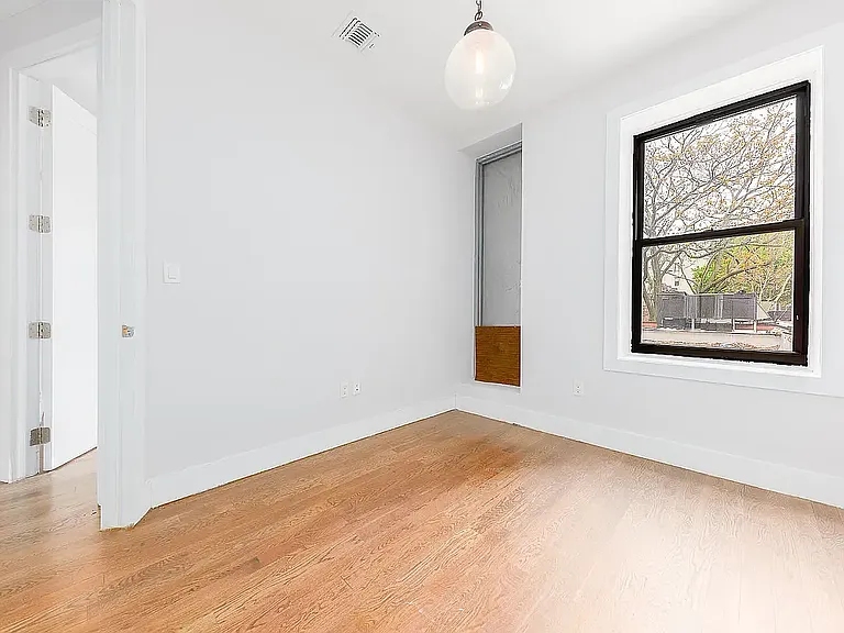 1212 Kings Hwy #2 — Photo 4