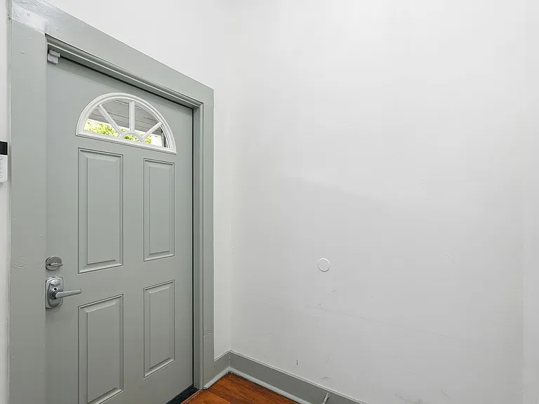 538 E Waldburg St — Photo 8