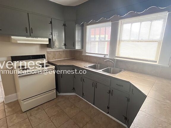 3rd image of 1119 Graymont Ave W