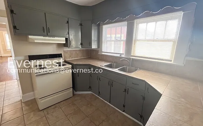 1119 Graymont Ave W — Photo 3