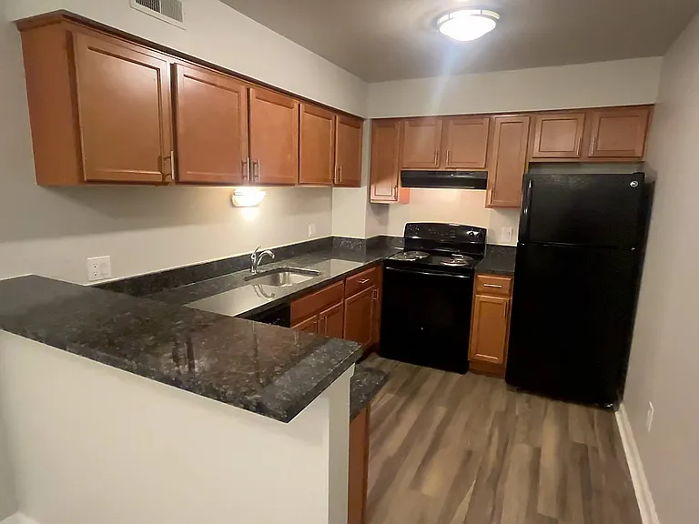 Lakeside Village Apartments — Photo 113