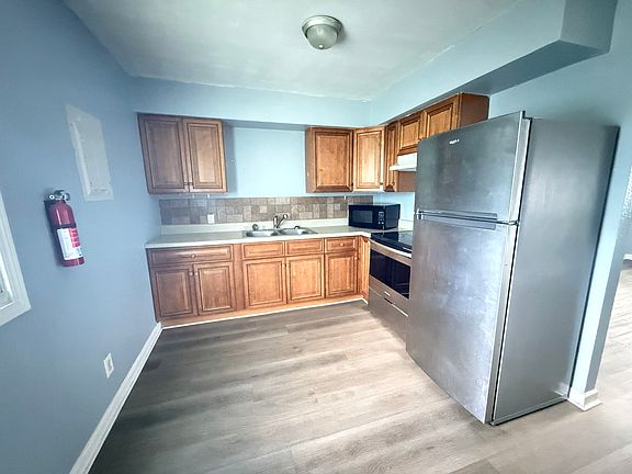 3rd image of 410 Manor Dr #C3