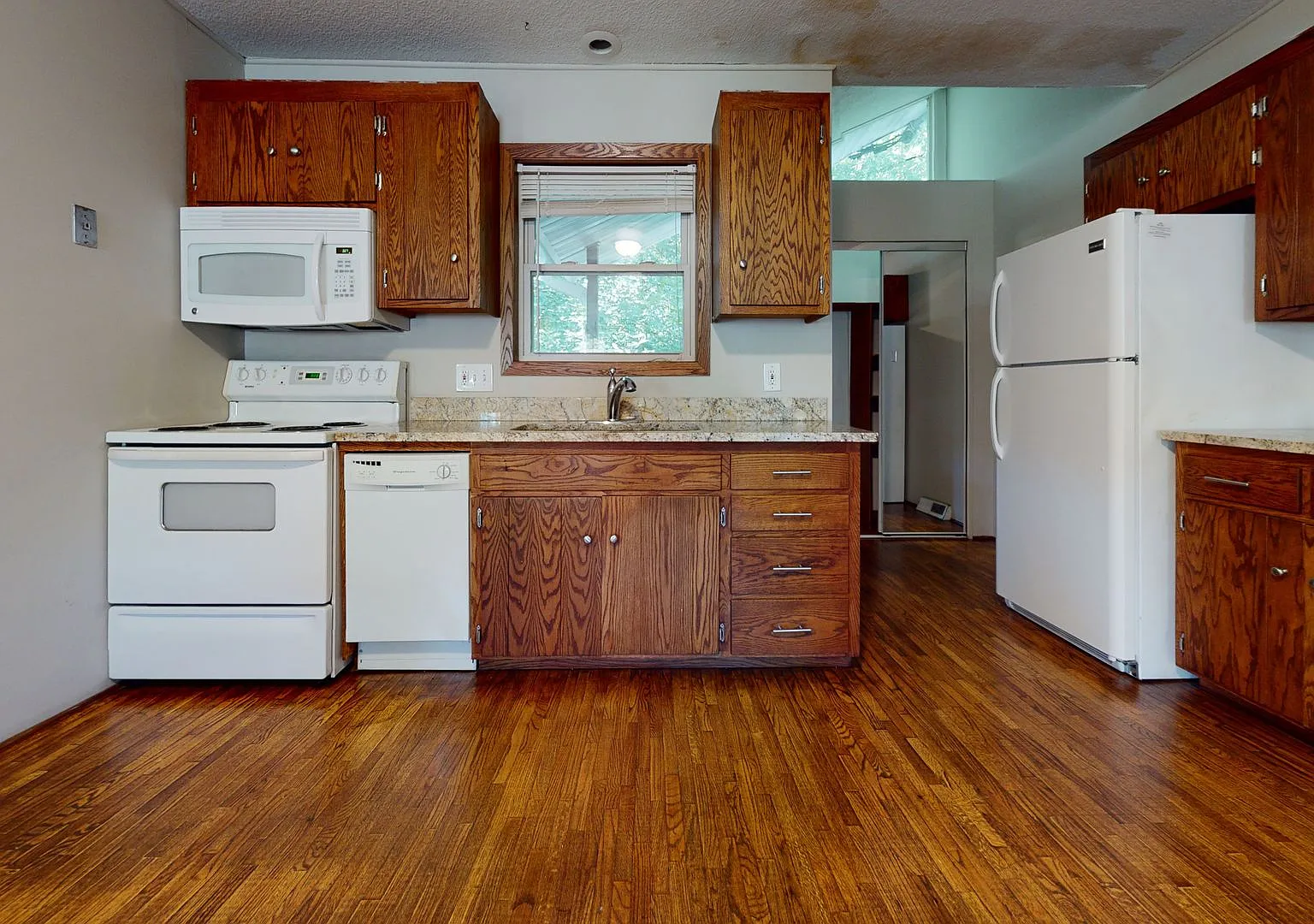 1085 18th Ave SE — Photo 3
