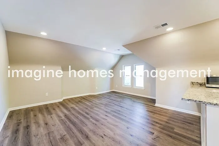241 Amber St #3 — Photo 4