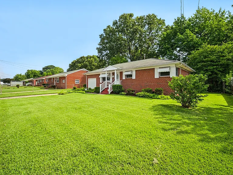 220 Manchester Dr — Photo 3