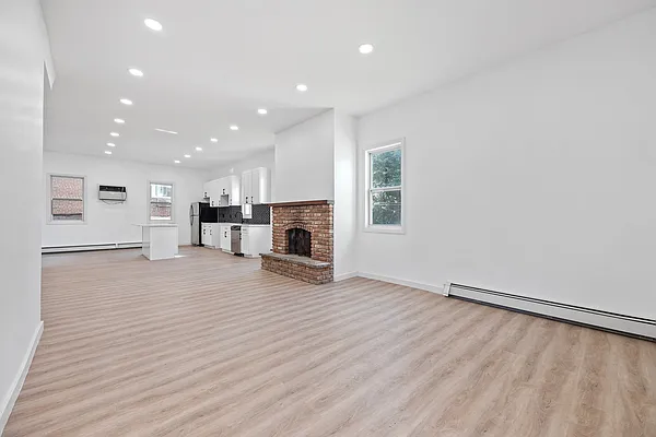 Sold by RE MAX Team | media 7