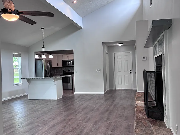 2328 Oakwood St — Photo 3