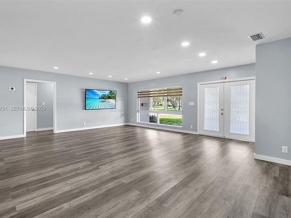 3rd image of 609 N 46th Ave