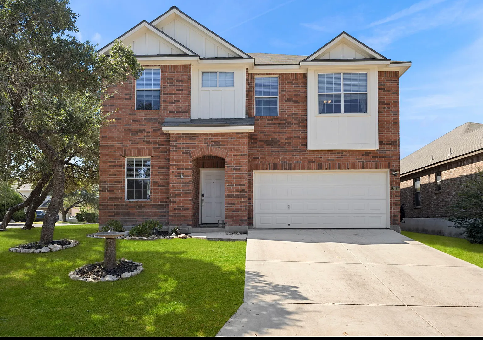 4 bed 2/1 bath Oversized corner lot and patio with extra large bonus loft space! — Photo 2