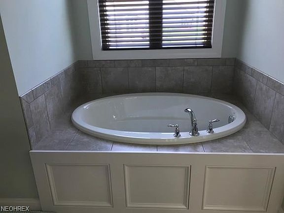 4th image of 22395 Valleybrook Ln