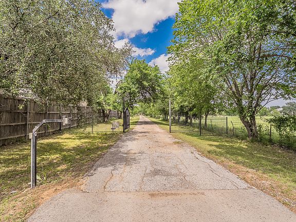 3rd image of 2313 Hickory Creek Rd