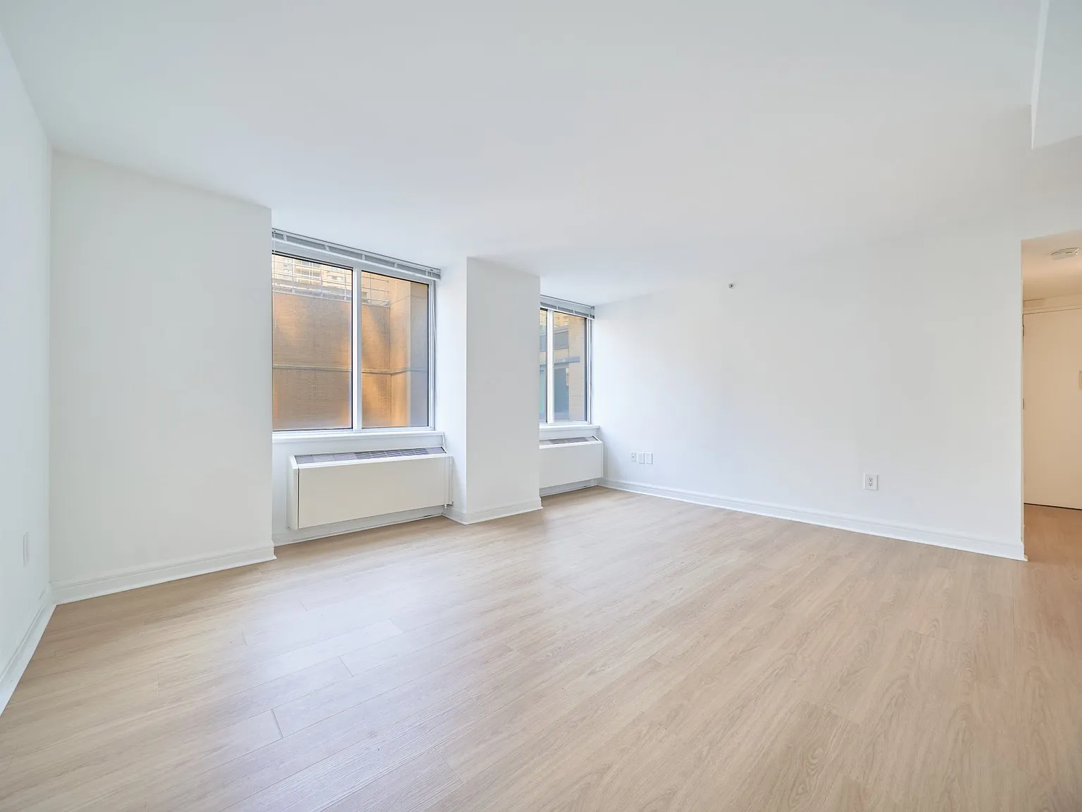 160 Riverside Boulevard — Photo 3