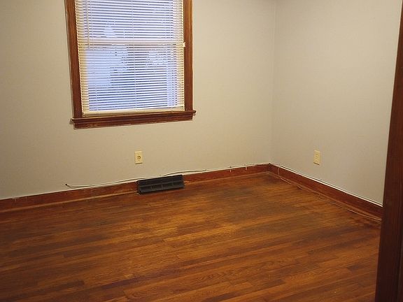 5th image of 2112 N Whitehill Dr
