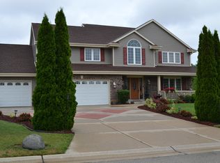 814 W River Edge Ct, Oak Creek, WI 53154
