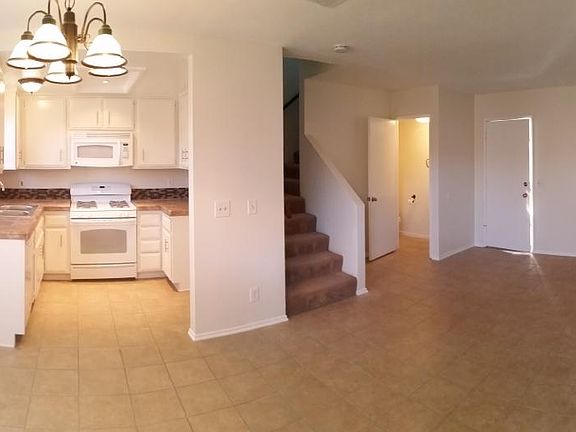 1079-103 Kitchen / living area