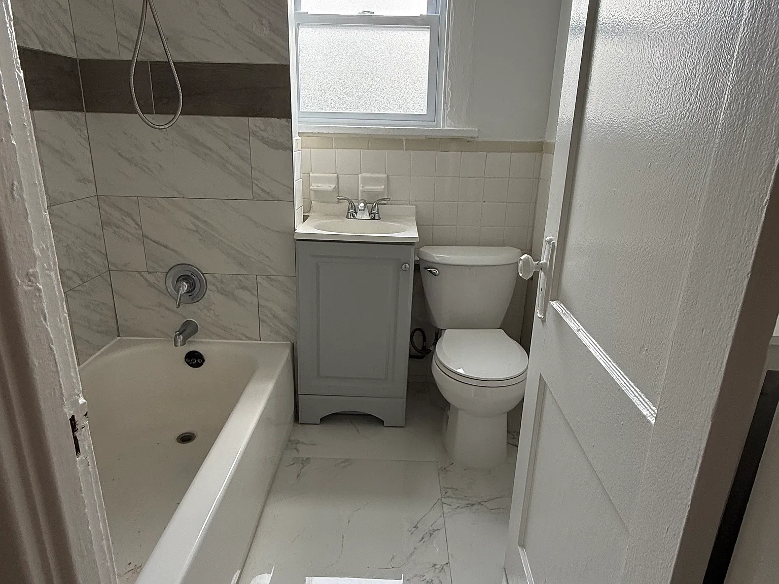 2 bed, 900 sqft, $2,100 — Photo 3