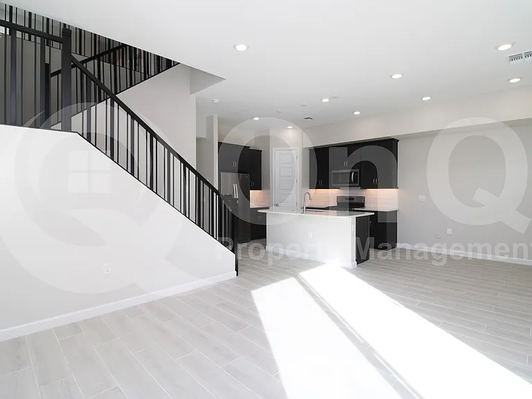 4911 E Village Dr — Photo 7