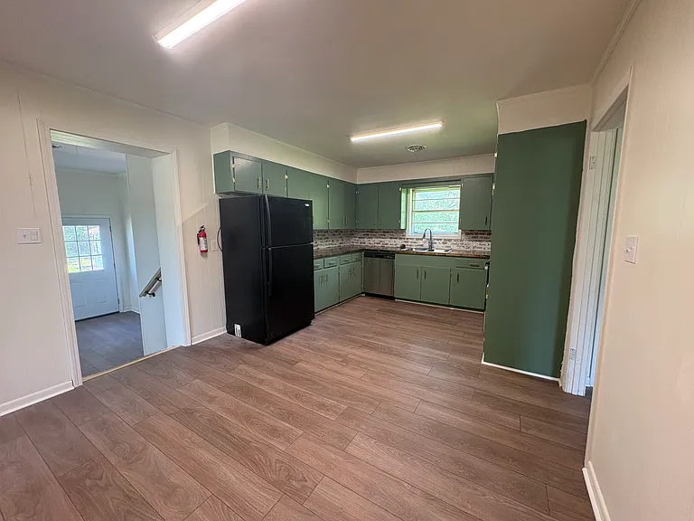 216 E Clayton St — Photo 3