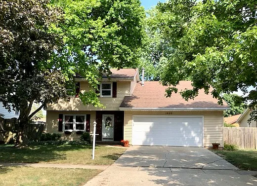 1820 Stratford Dr photo 1