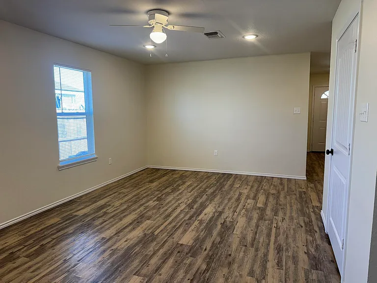 321 N Sherman Ave — Photo 5