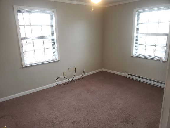 13' x 10' bedroom with 2 windows