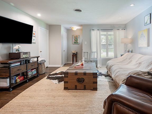 3rd image of 5441 Martel Ave