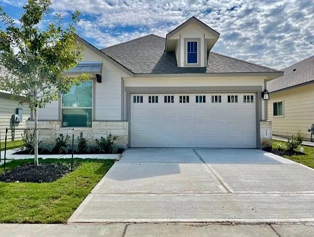 1312 McQueeny Dr — Photo 1
