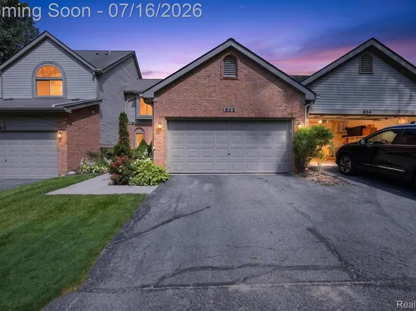808 Maplewood Ct, Brighton, MI 48116