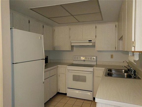 3rd image of 2827 Sherbrooke Ln APT A