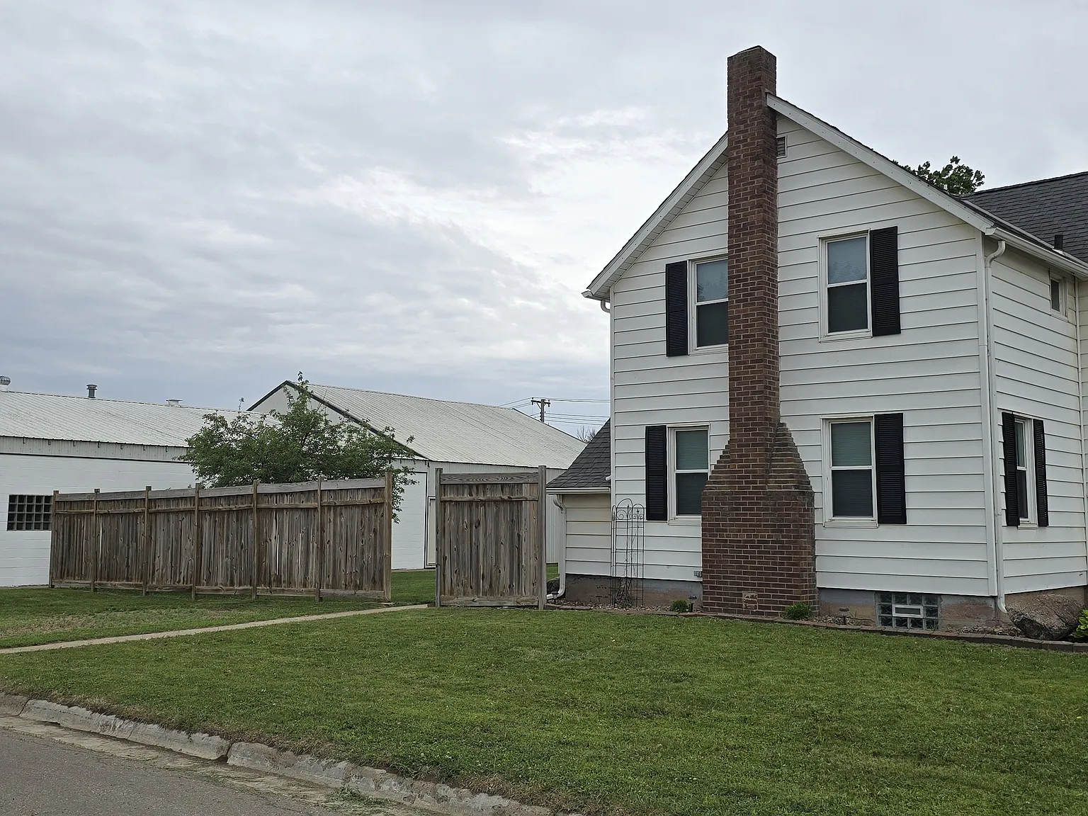 3 bed, 1200 sqft, $1,425 — Photo 1