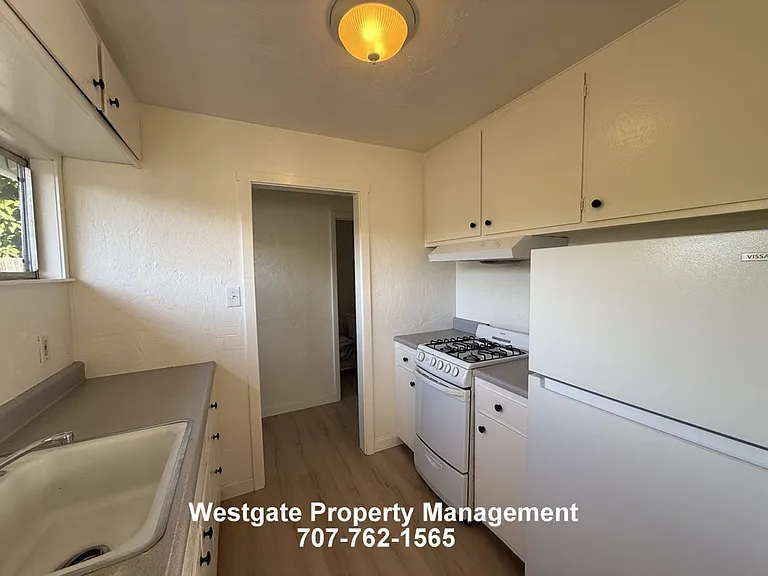 360 E School St — Photo 7