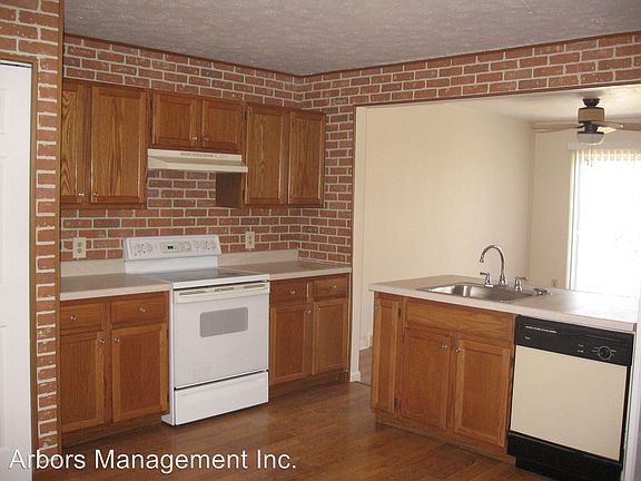3rd image of 1481 Yorktowne Dr
