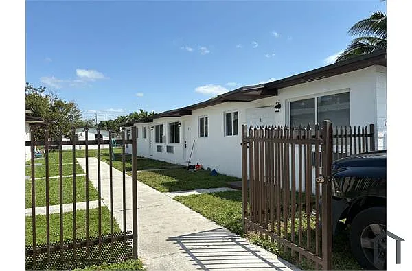 Building Photo - 1951 NW 31st St #2