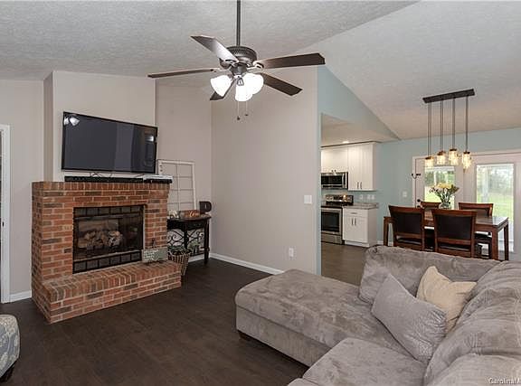 4th image of 46 Meadow Dr