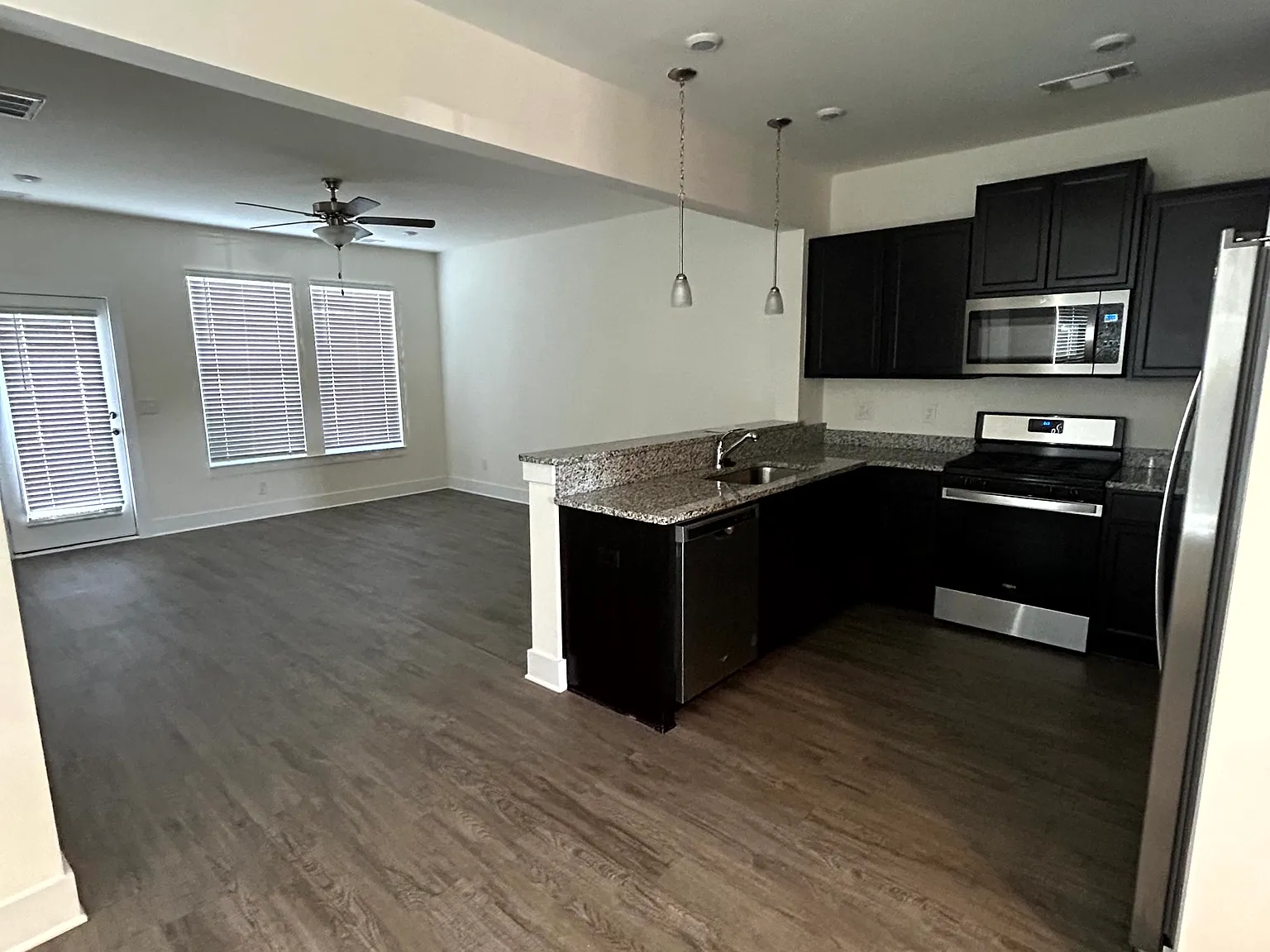 3 bed, 2.5 bath, 1415 sqft, $1,550 — Photo 2
