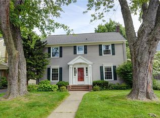 386 Oakdale Dr, Rochester, NY 14618