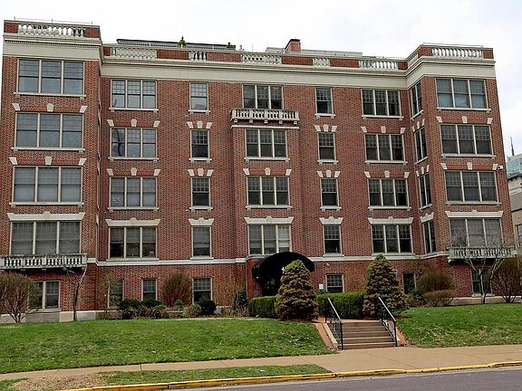 2nd image of 4540 Lindell Blvd APT 204