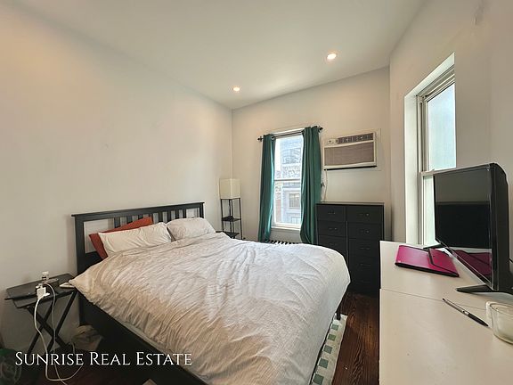 4th image of 912 E 35th St #2