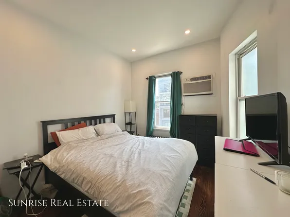 912 East 35th Street image 1 of 34