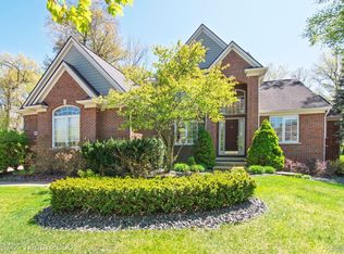 194 W Reed Lake Ct, Commerce Township, MI 48390