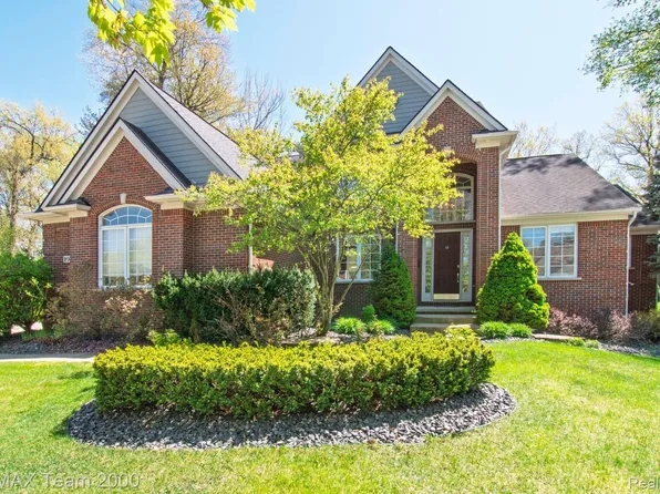 194 W Reed Lake Ct, Commerce Township, MI 48390