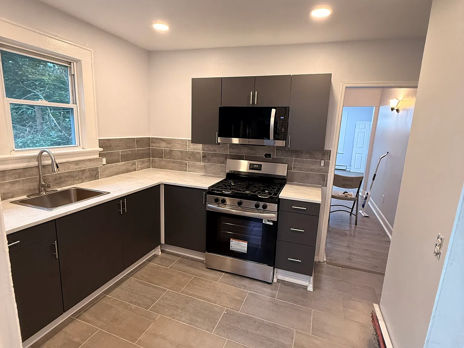3 bed, 950 sqft, $2,500 — Photo 2
