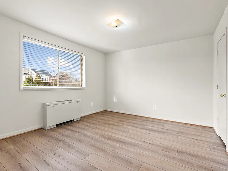 International Apartments — Photo 15