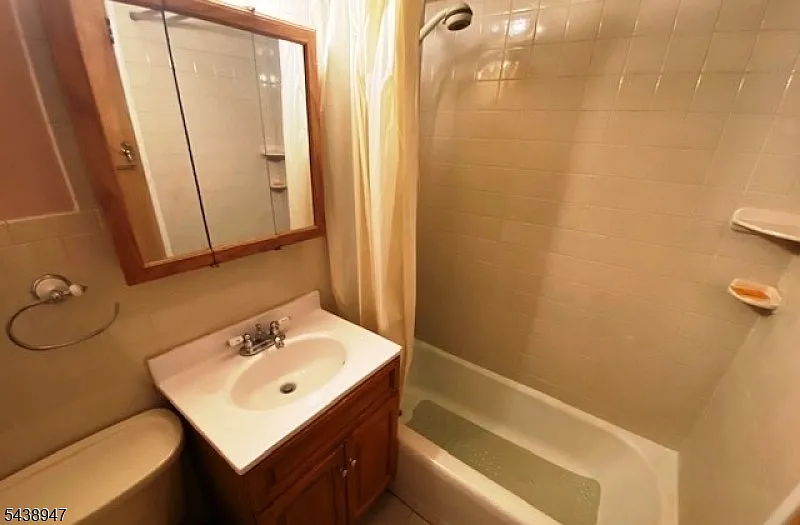 2 bed, 1.0 bath, $1,895 — Photo 3