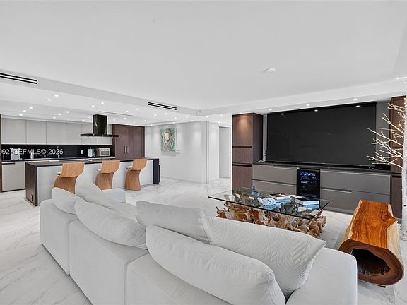 4th image of 2301 Collins Ave #440-443